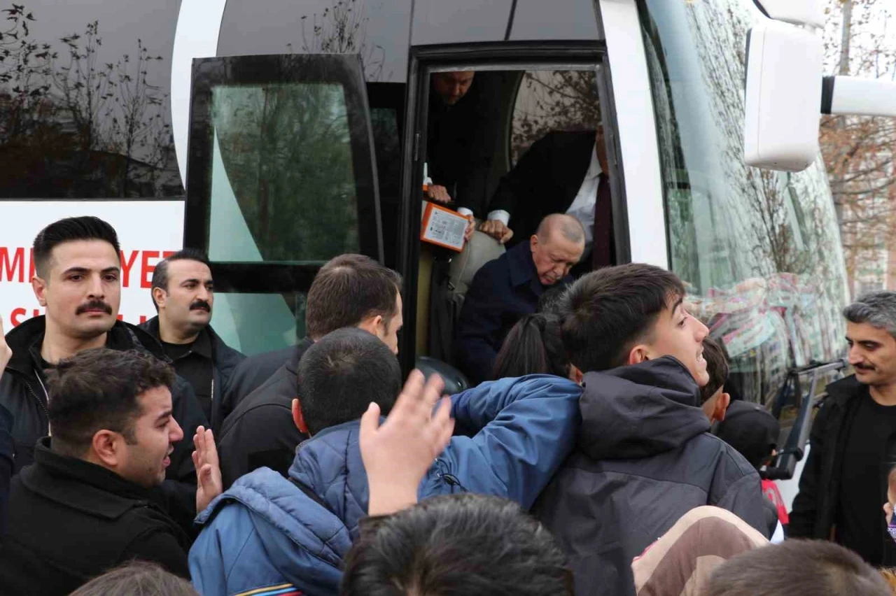 Cumhurbaşkanı Erdoğan çocuklara oyuncak dağıtıp harçlık verdi
