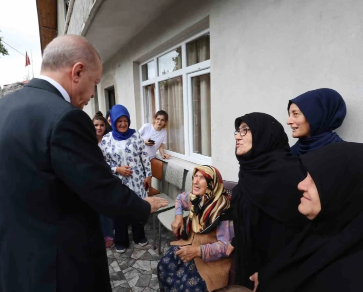 Cumhurbaşkanı Erdoğan, Rize ziyaretinin son gününde komşu ve akrabaları ile hasret giderdi
