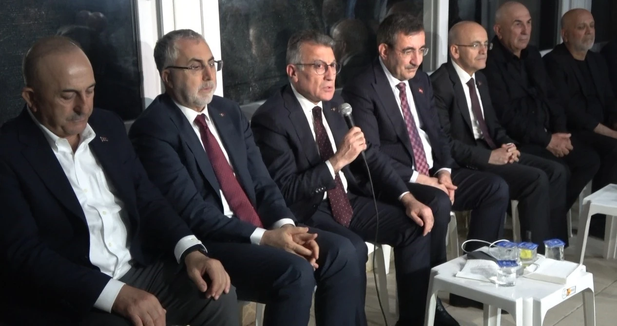 Cumhurbaşkanı Yardımcısı Yılmaz’dan Mevlüt Çavuşoğlu’na taziye ziyareti
