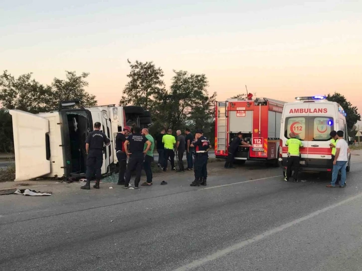 D-100’de sürücüsü uyuya kaldığı iddia edilen kamyon devrildi: 2 yaralı
