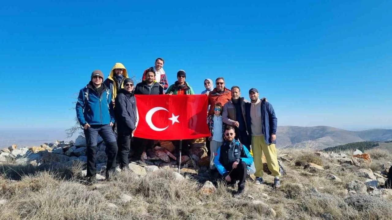 Dağcılar Kırşehir zirvelerinde Türk Bayrağı açtı
