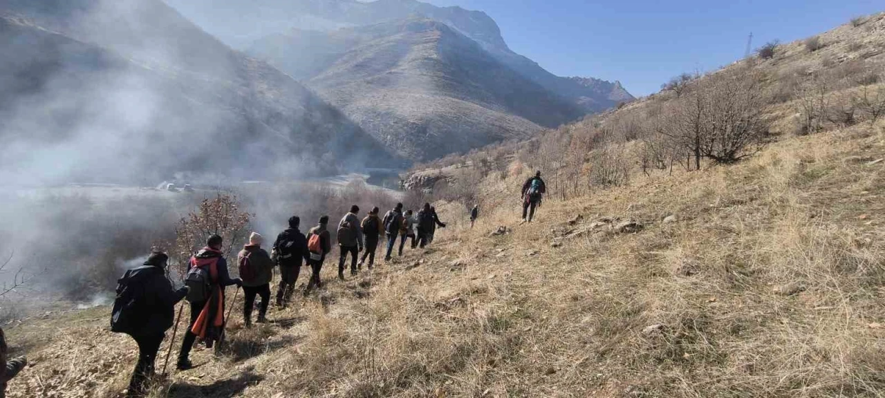 Dağcılardan Şemdinli’deki kanyonlara doğa yürüyüşü
