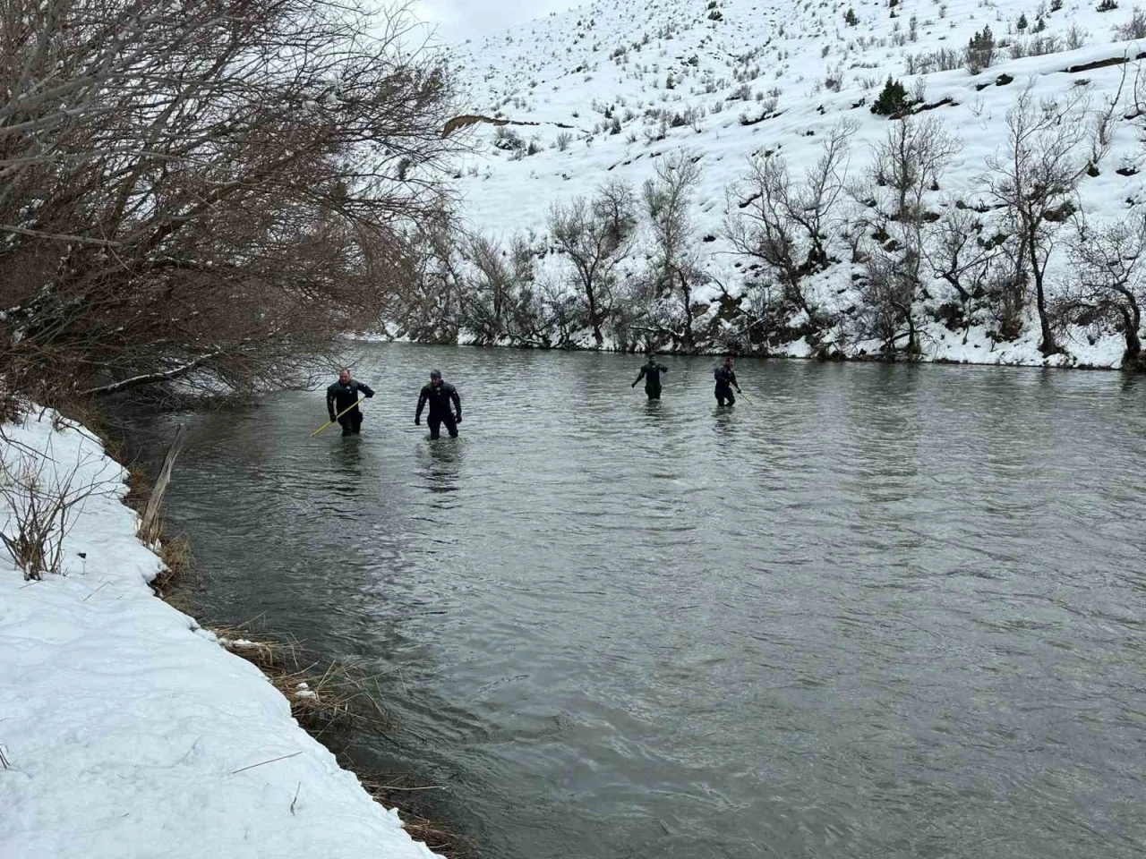 Dalgıçlar buz gibi suda kayıp öğretmeni arıyor
