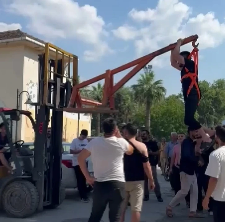 Damadı forklifte astılar, bahçe hortumuyla yıkadılar
