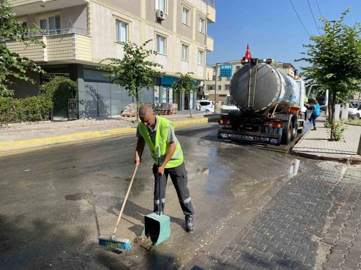 Darıca’da ekipler mahallelerde köşe bucak temizlik yapıyor
