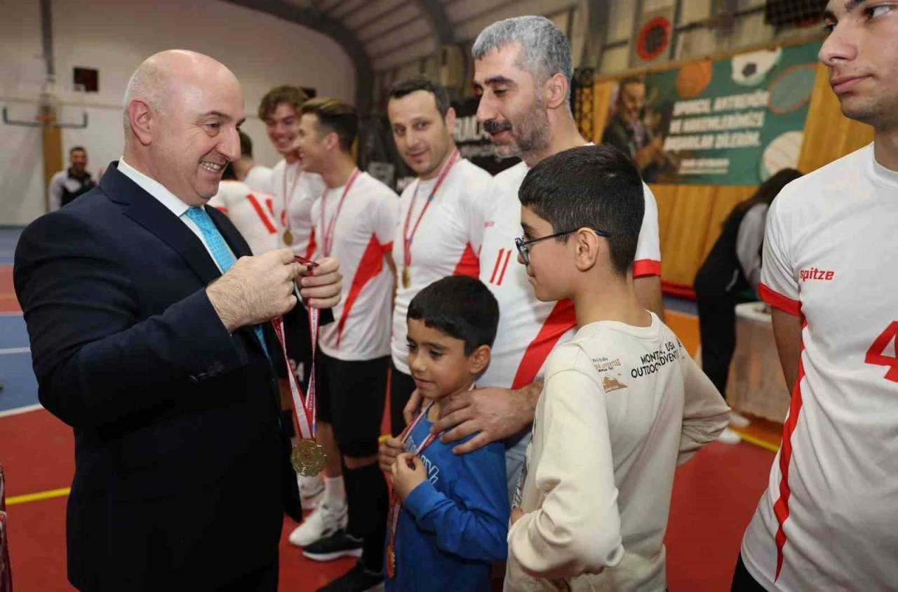 Darıca’da kurumlar arası voleybol turnuvasında ödüller sahiplerini buldu
