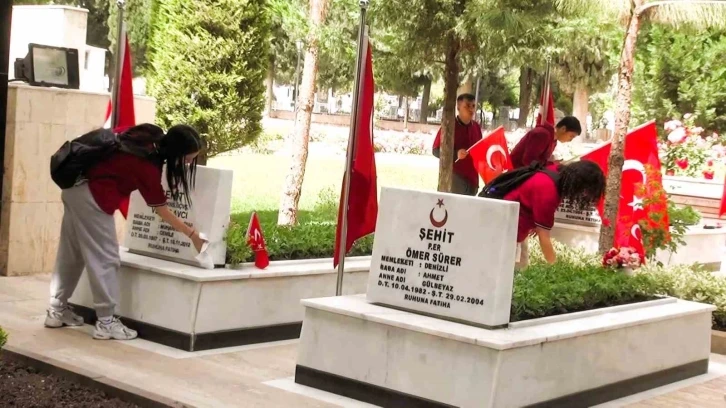 Değerlerine sahip çıkan gençlerden vatan için canını veren şehitlere anlamlı ziyaret
