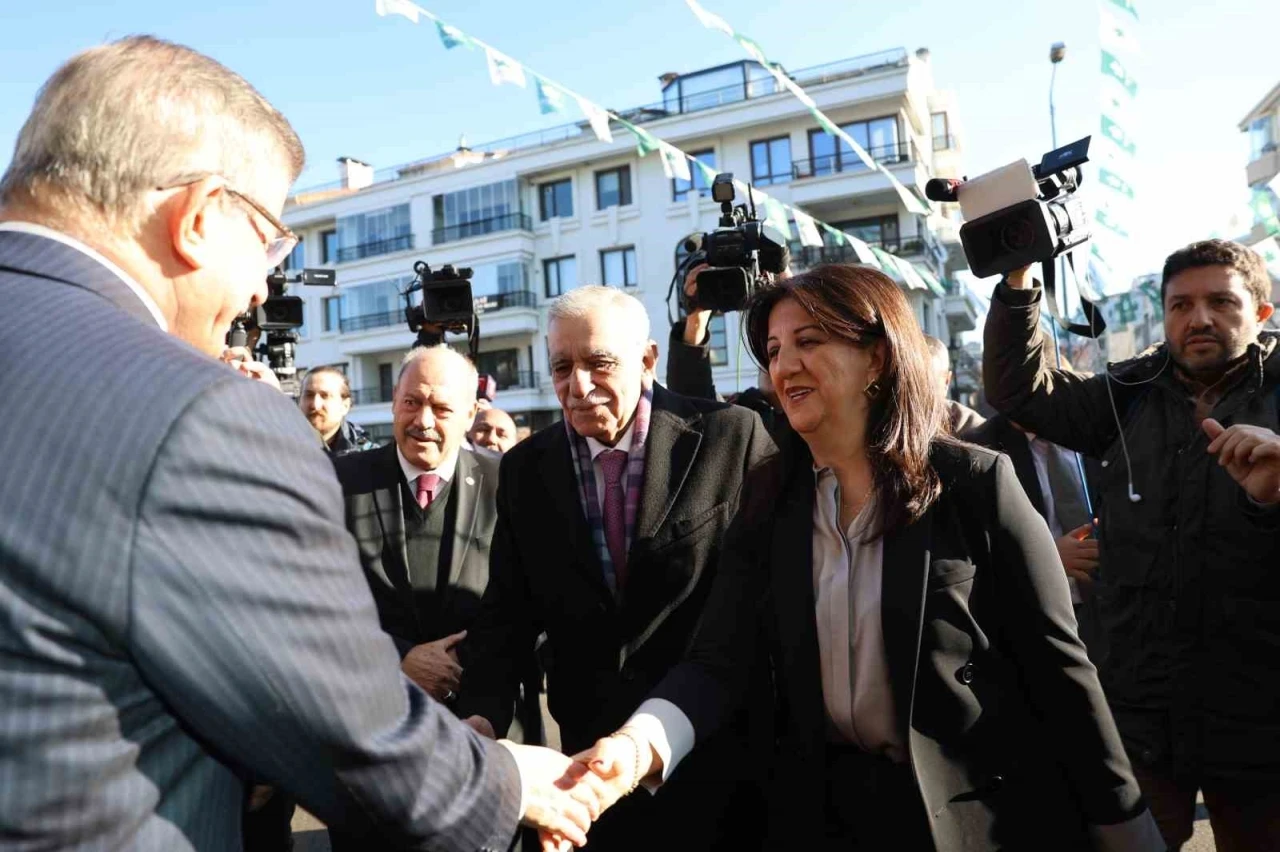 DEM Parti İmralı Heyeti, Ahmet Davutoğlu ile görüştü
