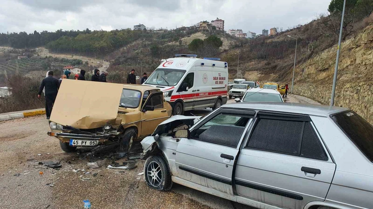 Demirci’de iki otomobil çarpıştı: 3 kişi yaralandı
