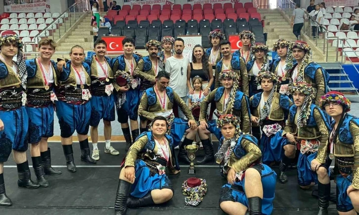 Denizli Büyükşehir Halk Oyunları Aydın’dan şampiyonlukla döndü
