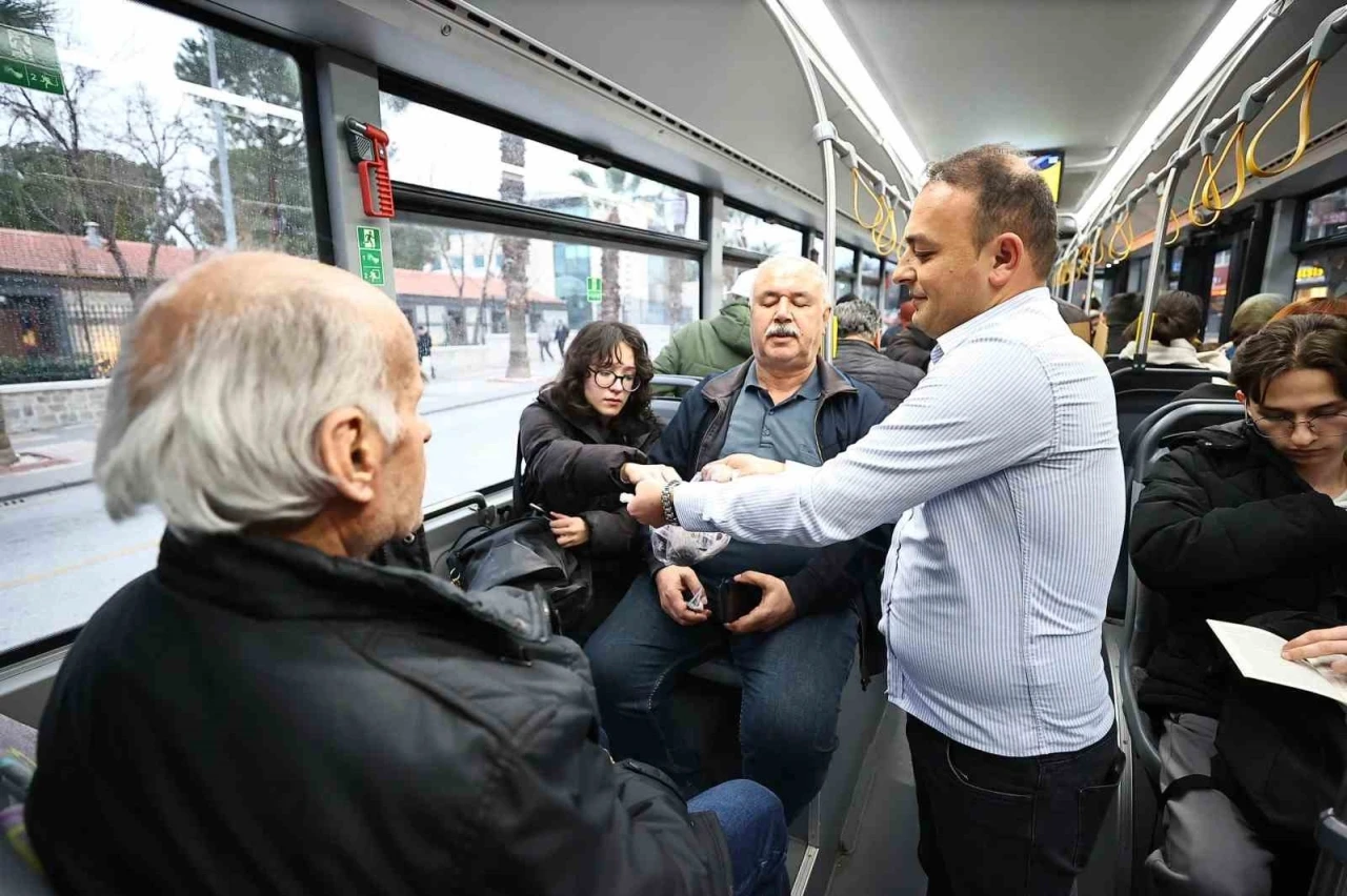 Denizli Büyükşehir iftar saatinde otobüslerde yolculuk yapan vatandaşlara su ve hurma ikramı
