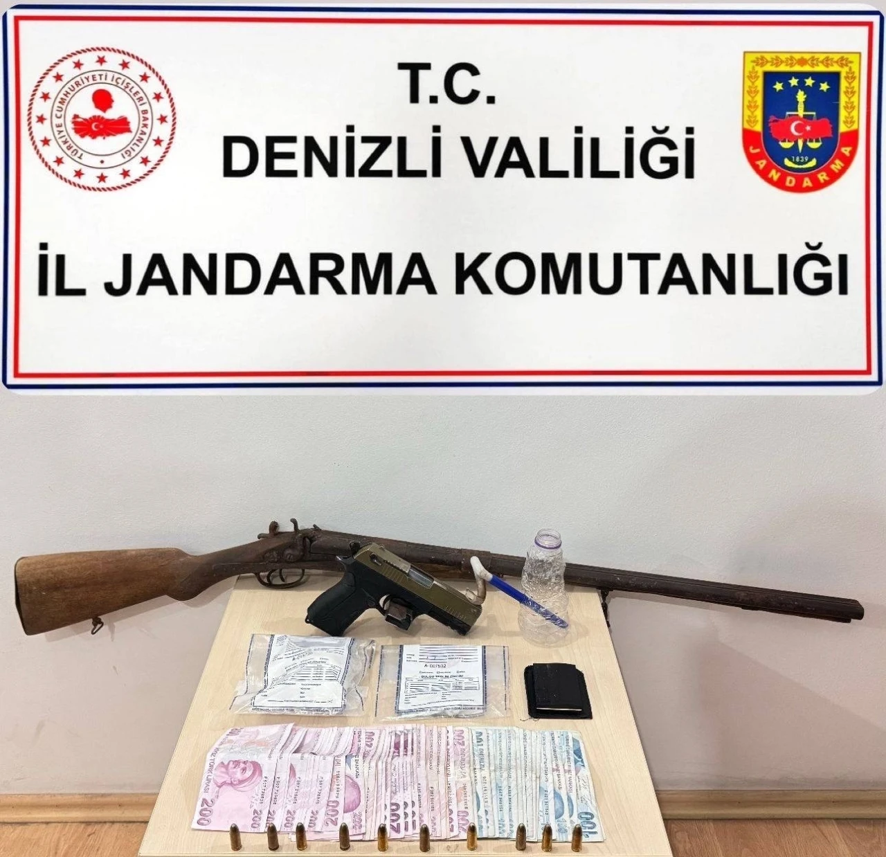 Denizli’de jandarma uyuşturucu tacirlerine geçit vermiyor
