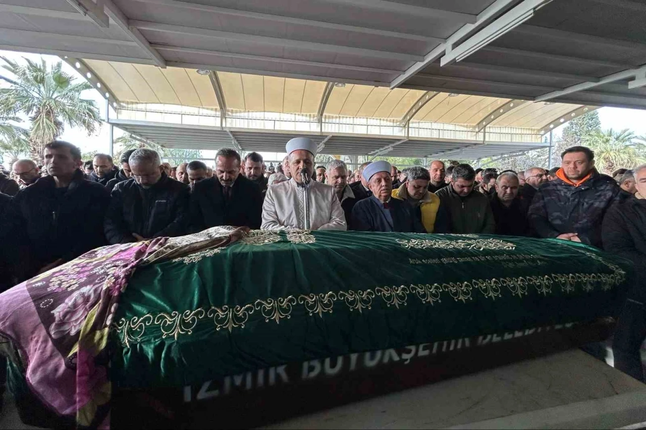 Denizli’deki servis kazasında hayatını kaybeden Nisa, İzmir’de gözyaşlarıyla son yolculuğuna uğurlandı
