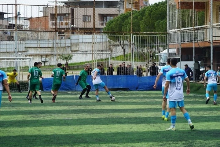 Denizli Emniyet Müdürlüğü halı sahada yoluna devam ediyor
