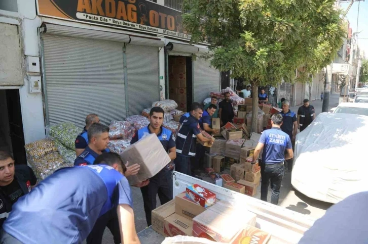 Depo baskınında son kullanım tarihi geçmiş yüzlerce gıda ürünü ele geçirildi
