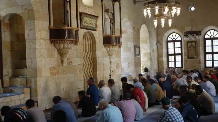 Deprem sonrası ibadete kapatılan Kozluca Camii yeniden cemaatine kavuştu
