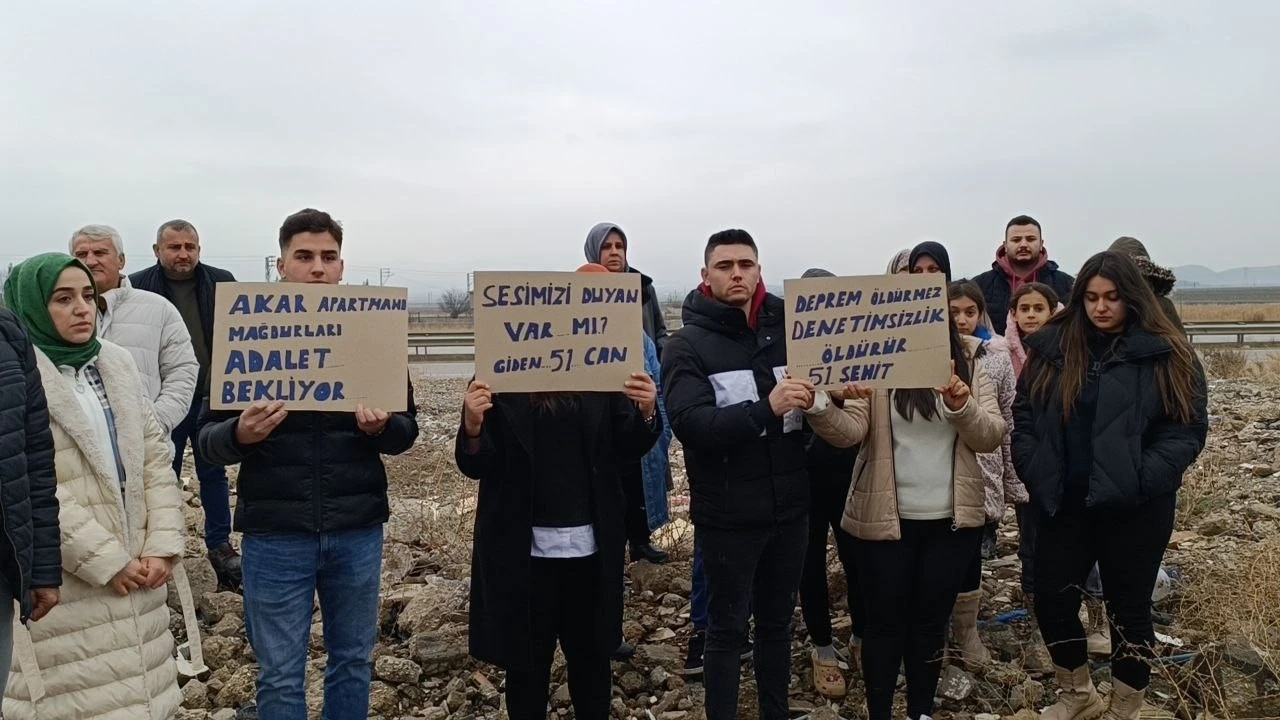 Depremde 51 kişinin öldüğü binaların müteahhidi tahliye edildi, ölenlerin aileleri tepki gösterdi
