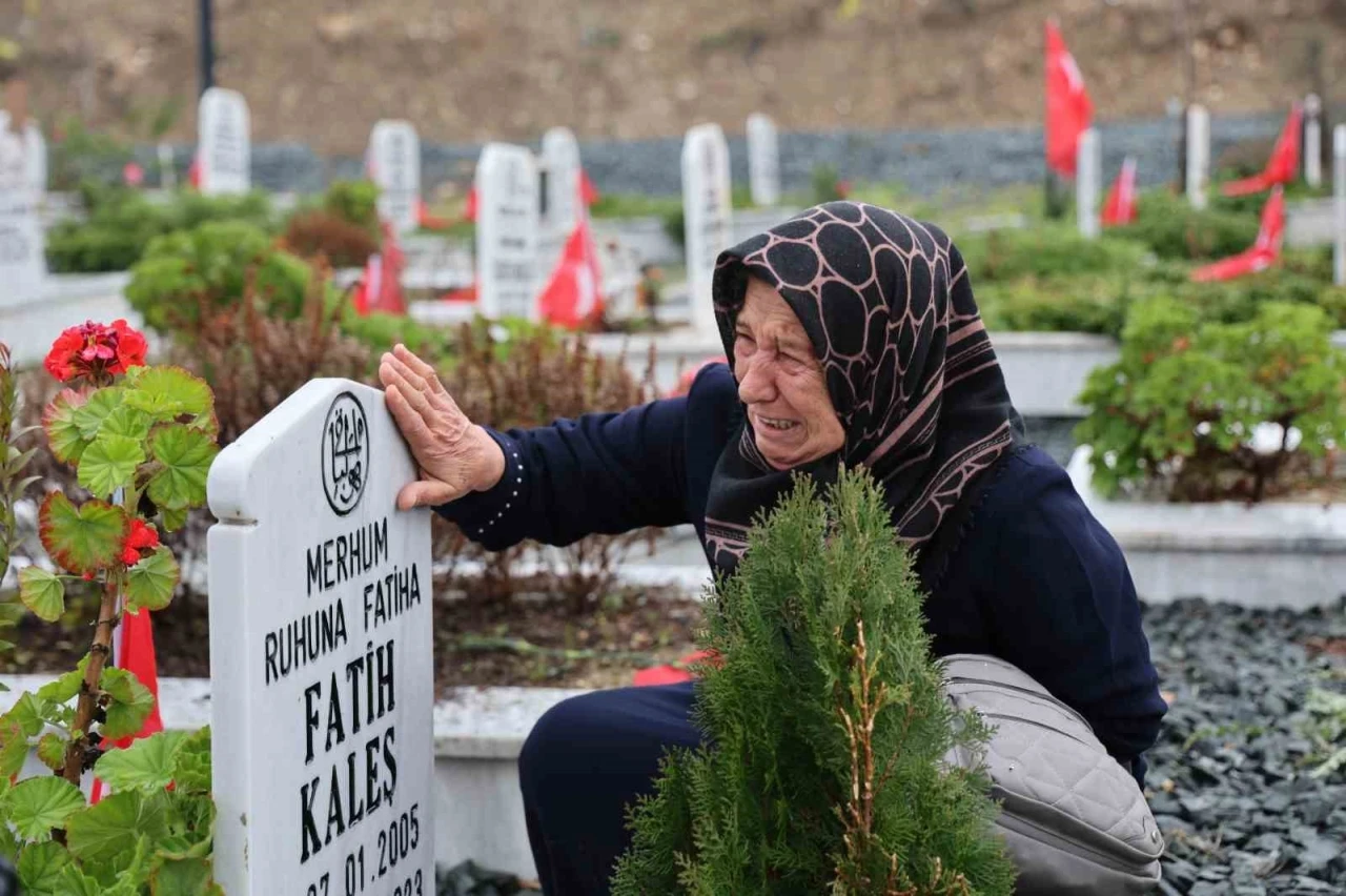 Depremde gelini ve 3 torununu kaybeden Atrak Kaleş: &quot;1 yıllık bina 3 saniyede çöker mi?&quot;
