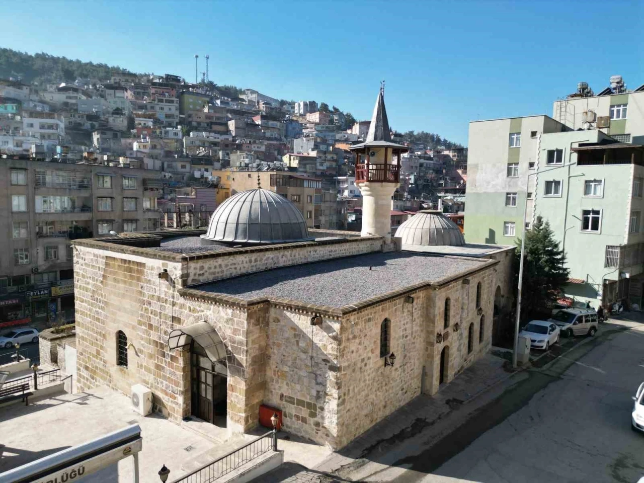 Depremde hasar alan cami tarihi cami restorasyon çalışmasının ardından ibadete açıldı
