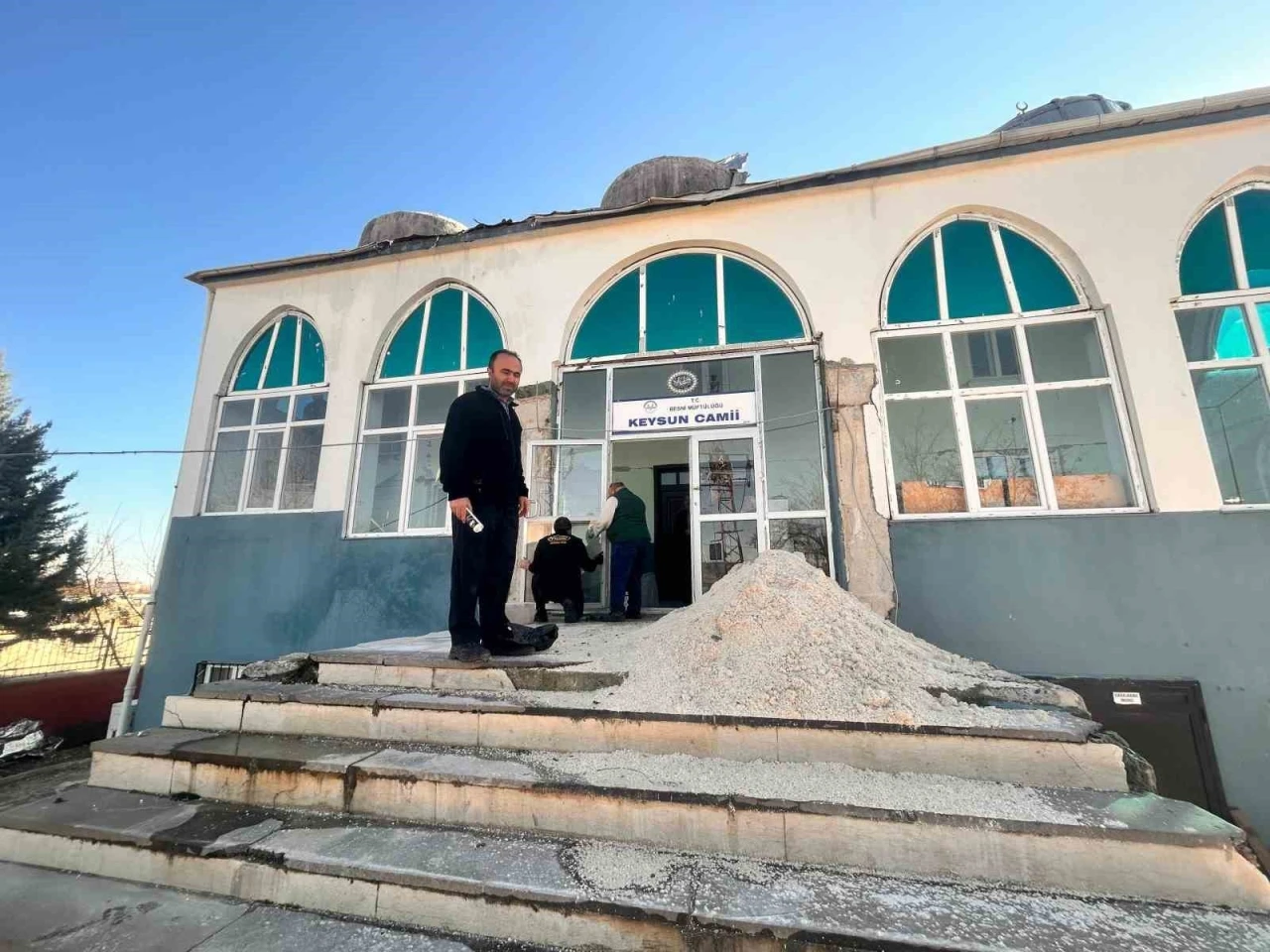 Depremde hasar gören camii yeniden ibadete açılmayı bekliyor
