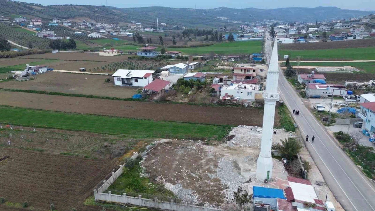 Depremin yıktığı mahallede camiler minaresiz, minareler camisiz kaldı
