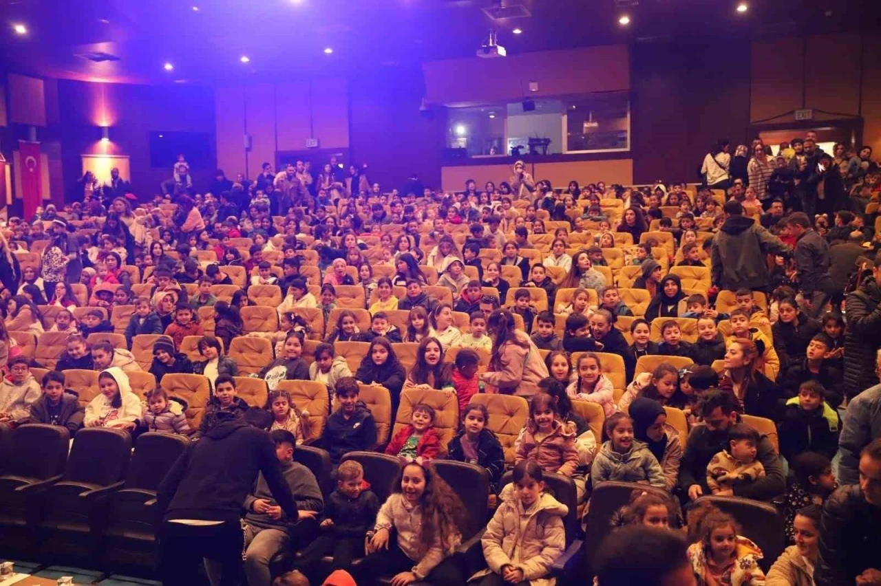 Depremzede çocukların yüzü çocuk oyunu etkinliğiyle güldü
