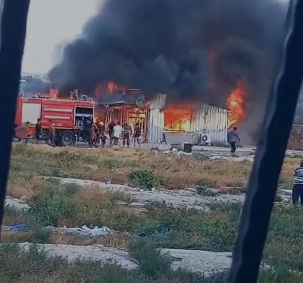 Depremzede vatandaşların yaşadığı prefabrik ev alevlere teslim oldu
