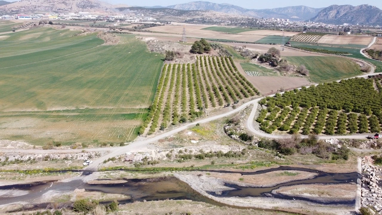 Dere yatakları siyah aktı, mahalle sakinleri kirliliğe tepki gösterdi
