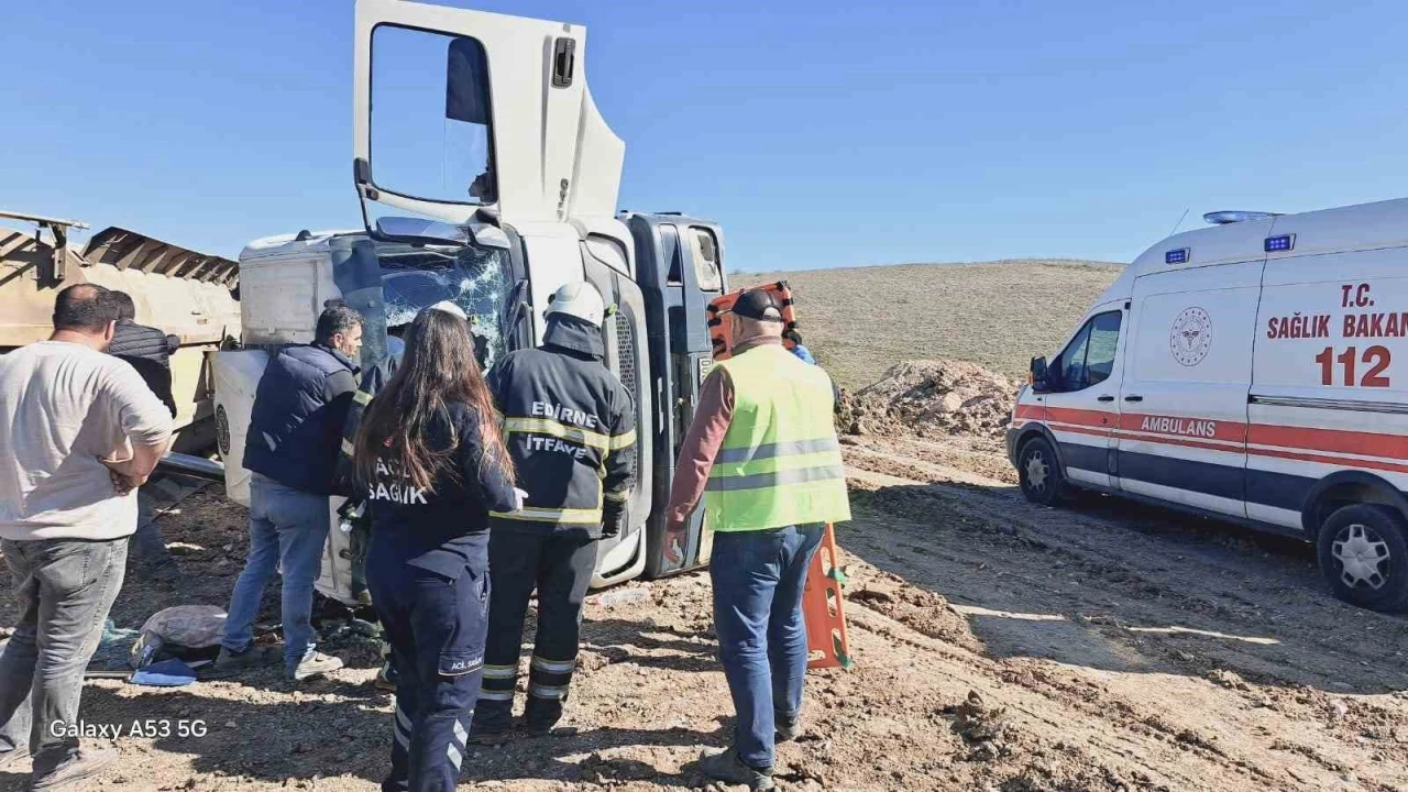 Devrilen kamyonun sürücüsü yaralandı
