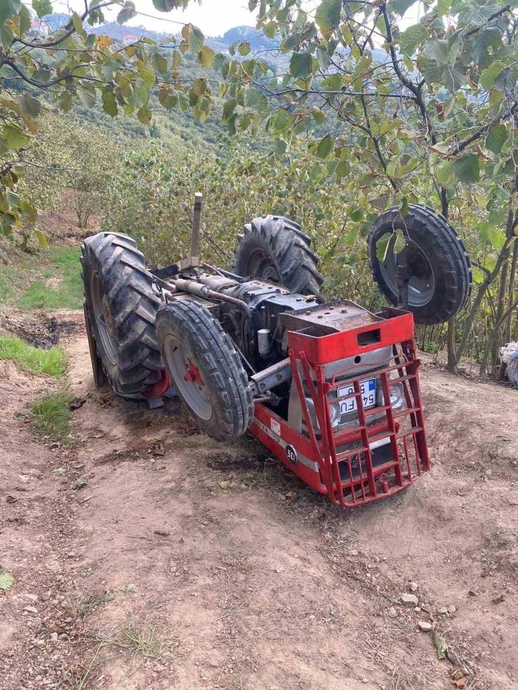 Devrilen traktörün altında kalan sürücü ağır yaralandı
