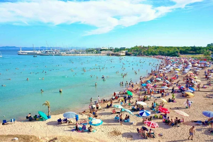 Didim sahillerinde ‘iğne atsan yere düşmez görüntüler’ oluştu
