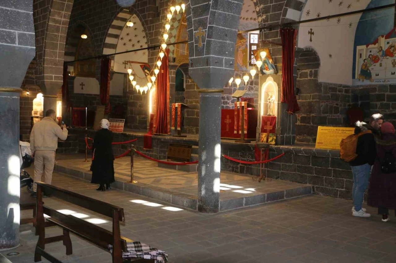 Diyarbakır’da bulunan kiliselere yerli yabancı turist akını
