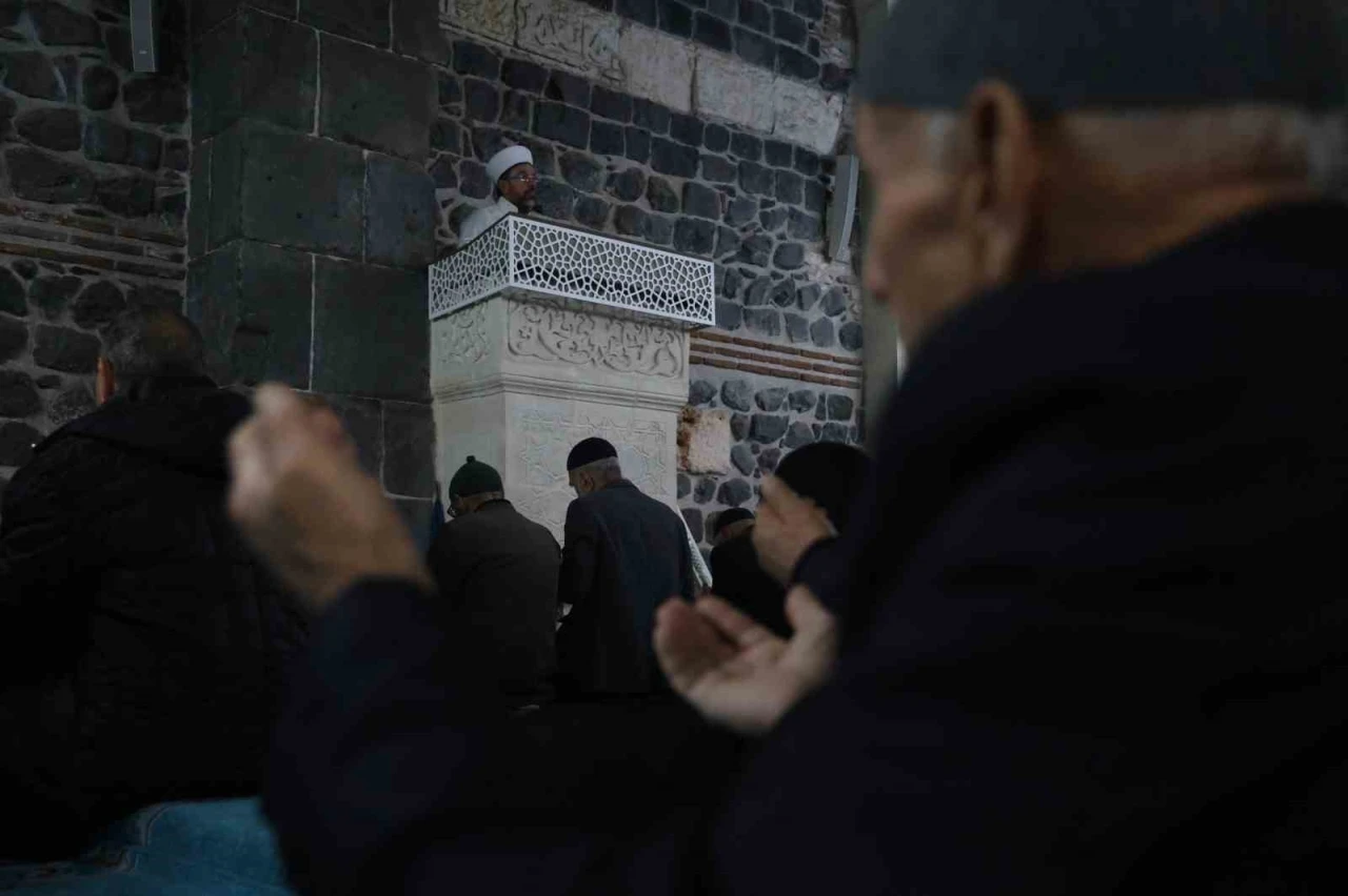 Diyarbakır’da depremde hayatını kaybedenler için Mevlid-i Şerif okundu
