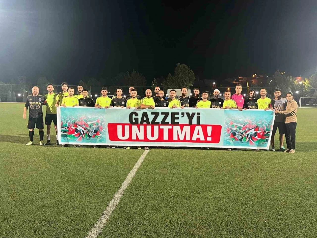 Diyarbakır’da futbol turnuvasında ‘Gazze’yi unutma’ pankartı açıldı
