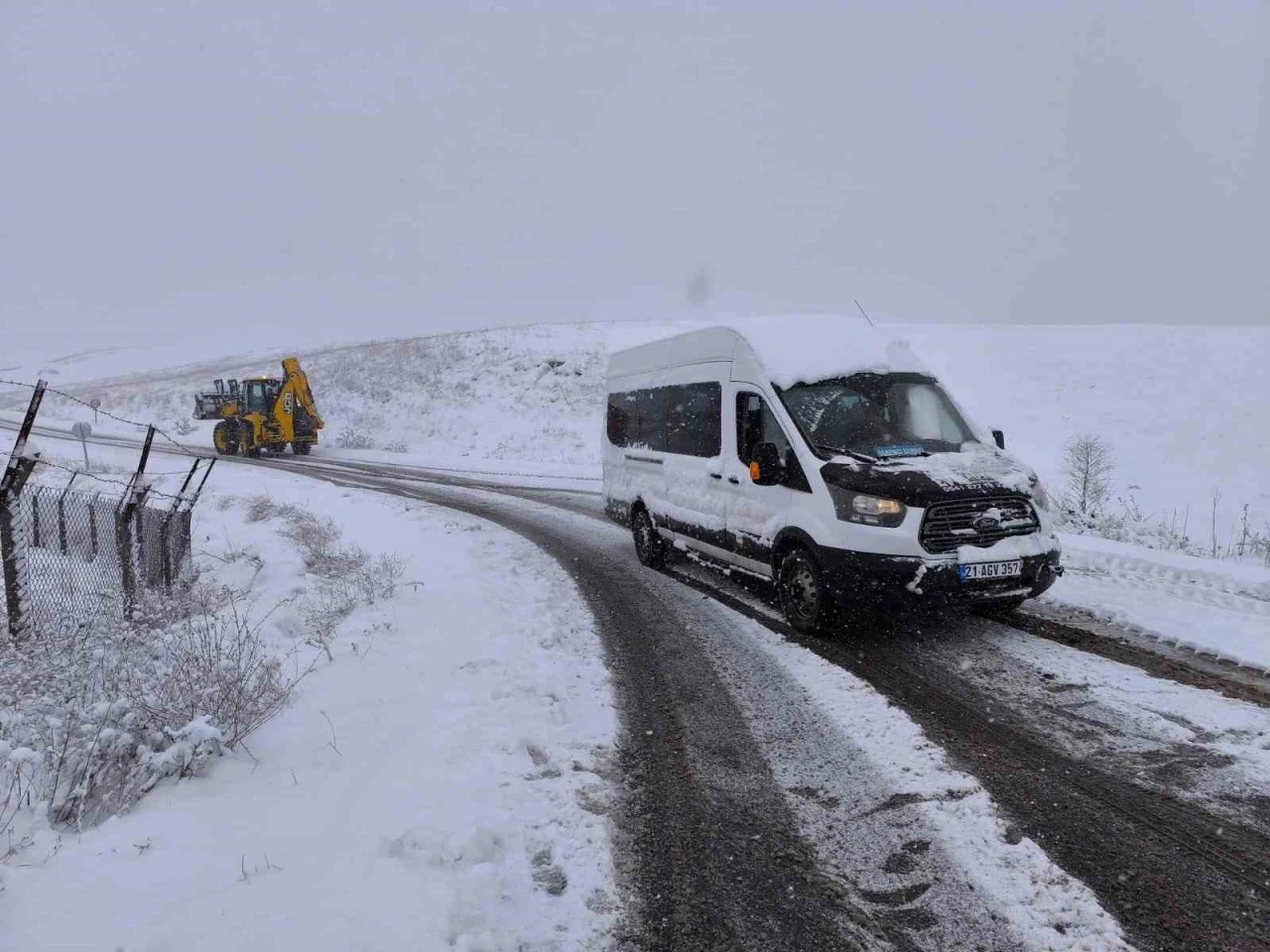 Diyarbakır’da kara saplanan öğretmen servis aracı kurtarıldı
