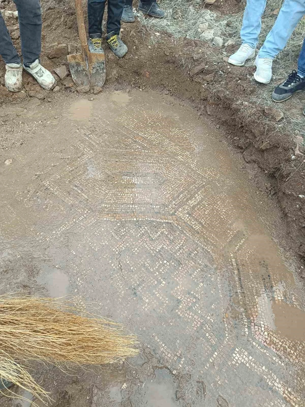 Diyarbakır’da mezar yeri kazılırken mozaik tabakası olduğu değerlendirilen tabaka ortaya çıktı
