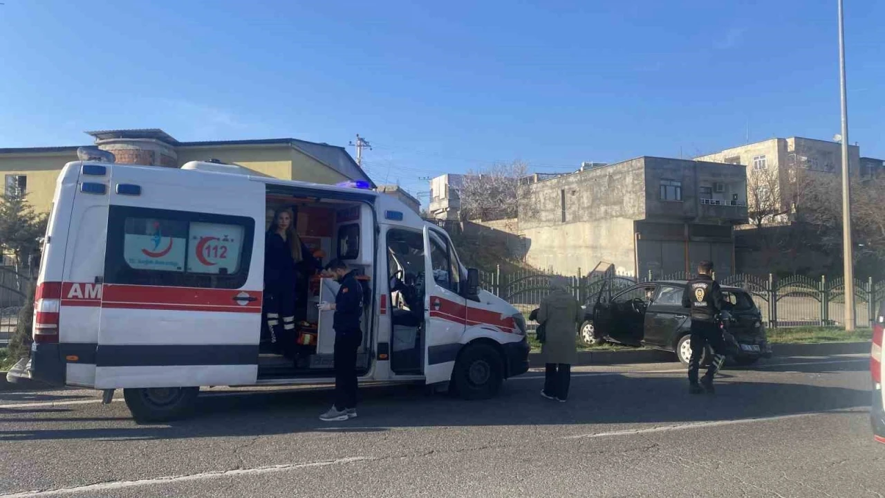 Diyarbakır’da minibüs otomobile çarptı: 3’ü çocuk 6 yaralı
