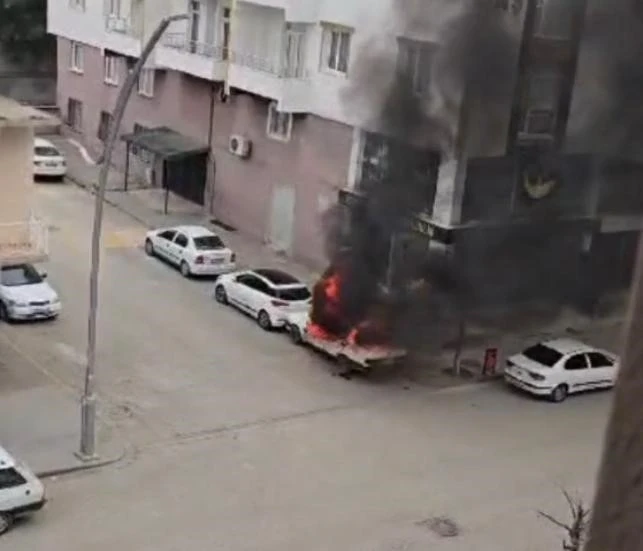 Diyarbakır’da park halindeki Fiat Tofaş alev topuna döndü
