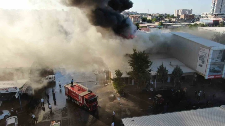 Diyarbakır’da sanayi sitesinde çıkan yangına müdahale sürüyor
