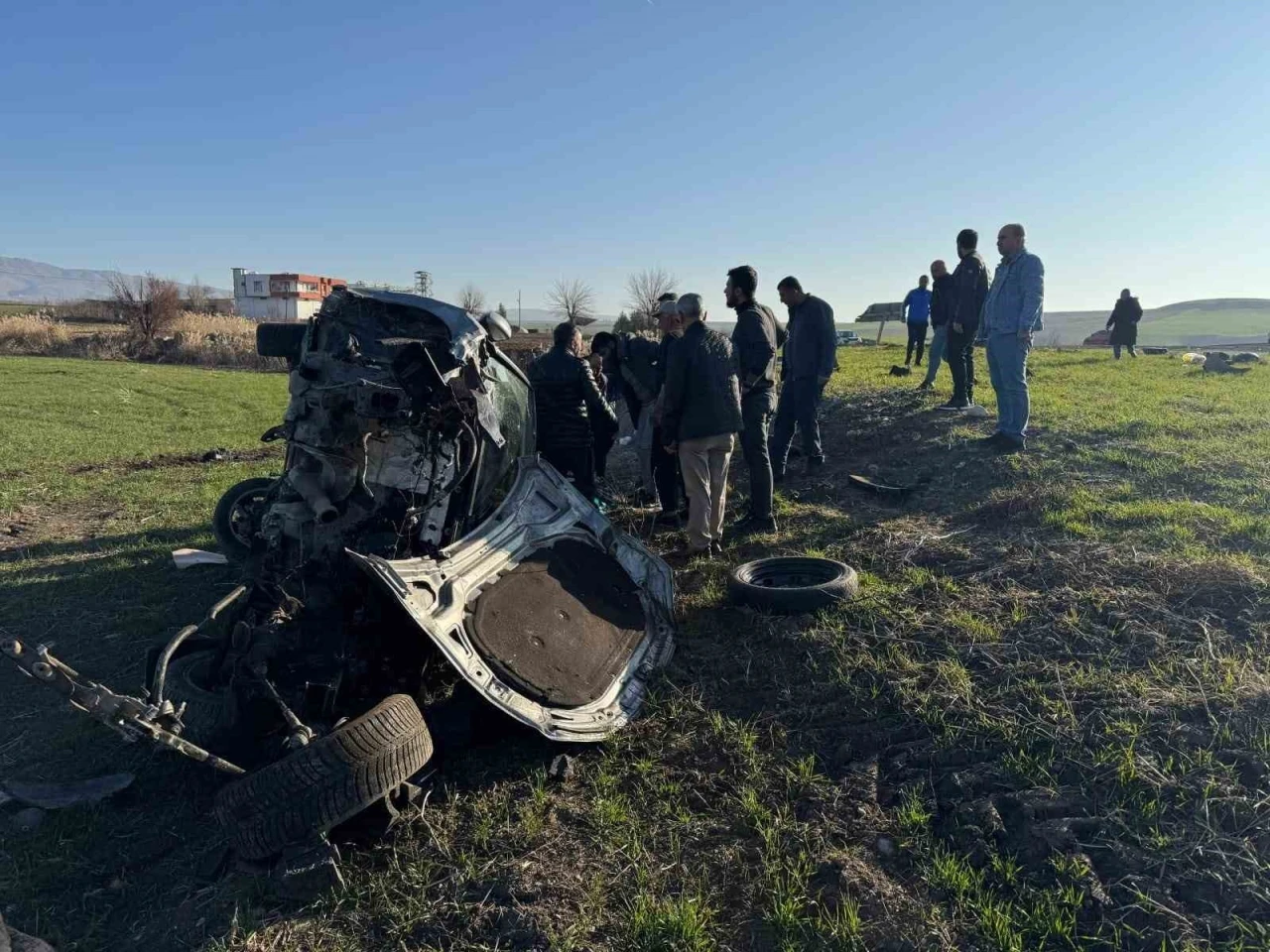 Diyarbakır’da takla atan otomobil hurdaya döndü: 2 yaralı
