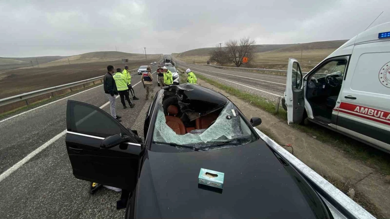 Diyarbakır’da tırdan fırlayan tekerin seyir halindeki otomobilin tavanına düşmesiyle 1 kişi öldü
