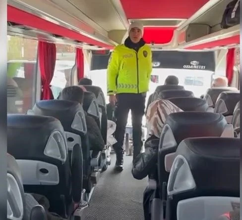 Diyarbakır’da trafik polislerinden sürücü ve yolculara ’emniyet kemeri’ uyarısı
