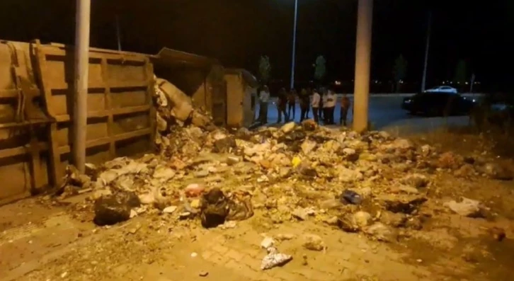 Diyarbakır’da virajı alamayan çöp kamyonu devrildi: 1 yaralı
