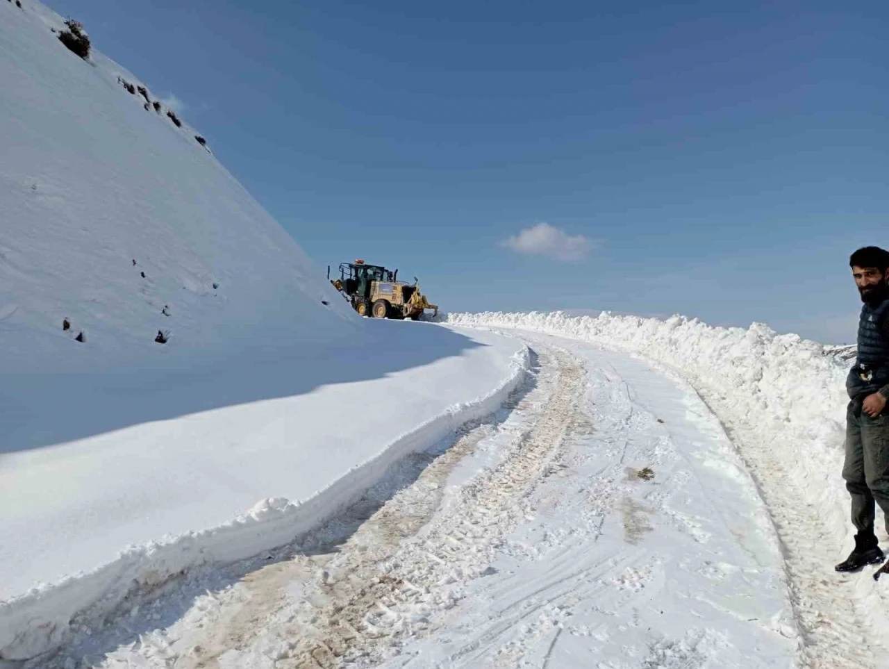 Diyarbakır’ın iki ilçesinde karla kaplı yollar temizlendi
