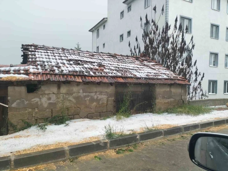 Dolu ve sağanak yağışın etkili olduğu ilçede ev ve iş yerlerini su bastı
