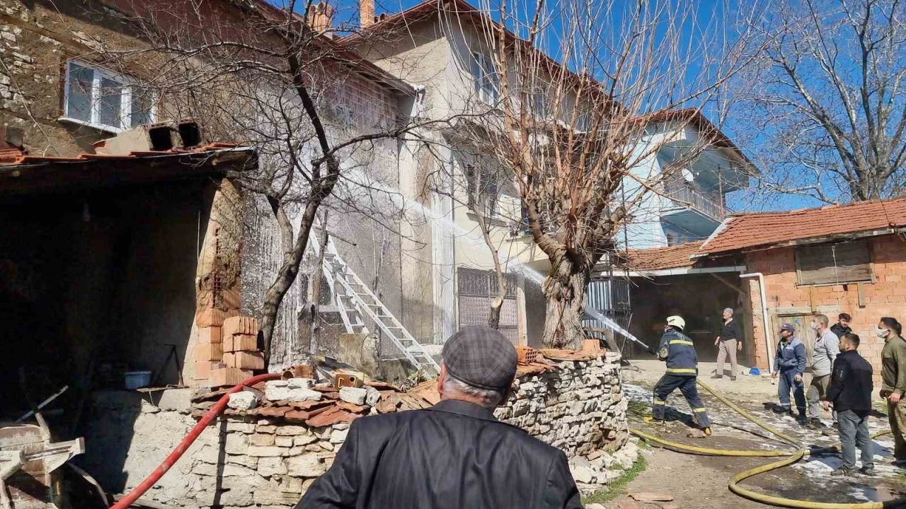 Domaniç’te ev yangını, iki katlı ev kullanılamaz hale geldi
