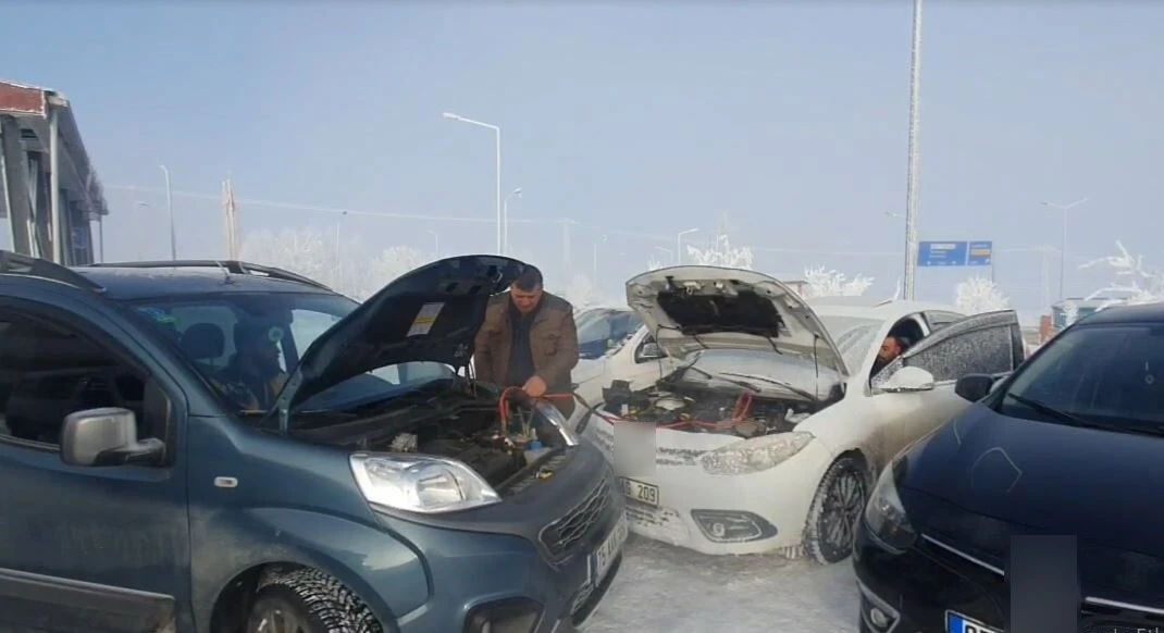 Dondurucu soğuklar nedeniyle onlarca araç çalışmadı
