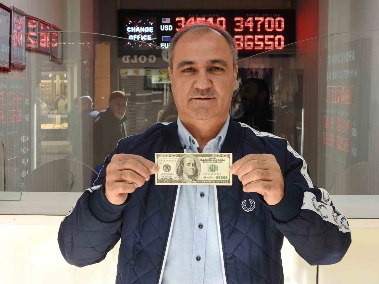 Dövizcilerden sahte dolar açıklaması
