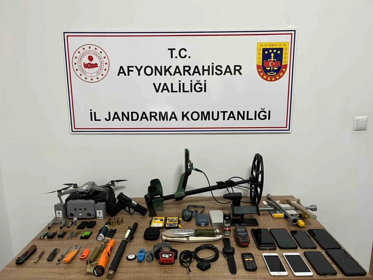 Dron ile güvenlik önlemi alıp define arayan şahısları jandarma yakaladı
