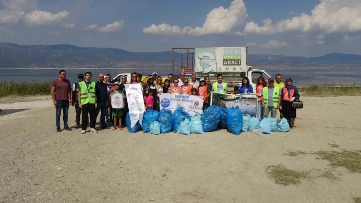 Dünya Temizlik Günü’nde kuraklıkla boğuşan Burdur Gölü etrafında çöp topladılar
